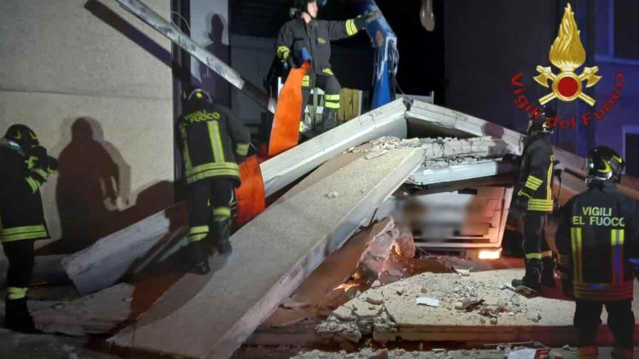 Incidente mortale a un operaio a Fonte Nuova, vigili del fuoco durante le operazioni