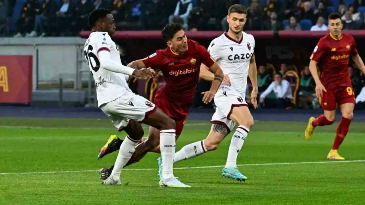 Paulo Dybala si procura il rigore che decide Roma-Bologna nella partita di Seie A