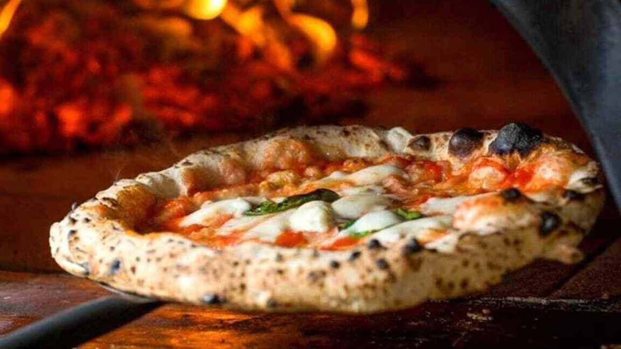 Una pizza napoletana cotta nel forno a legna