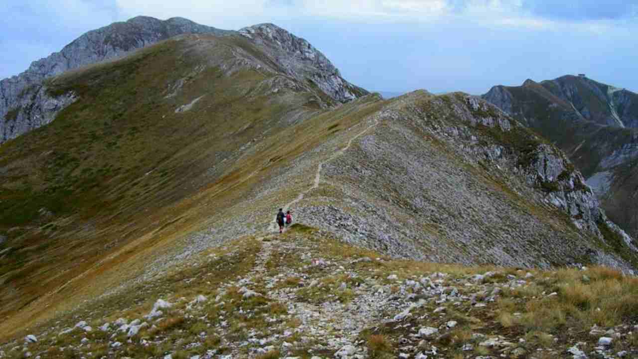 Monte Terminillo senza neve con due camminatori