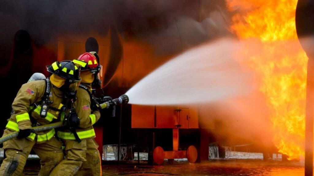 Vigili del fuoco mentre spengono incendio all'outlet di Castel Romano