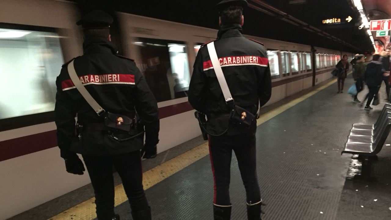 Carabinieri in servizio nella metro di Roma
