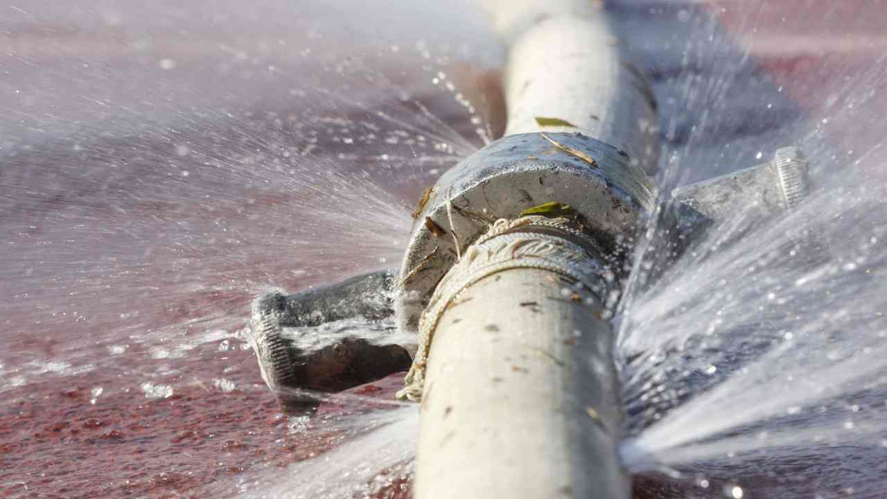 Un tubo della rete idrica con perdite di acqua