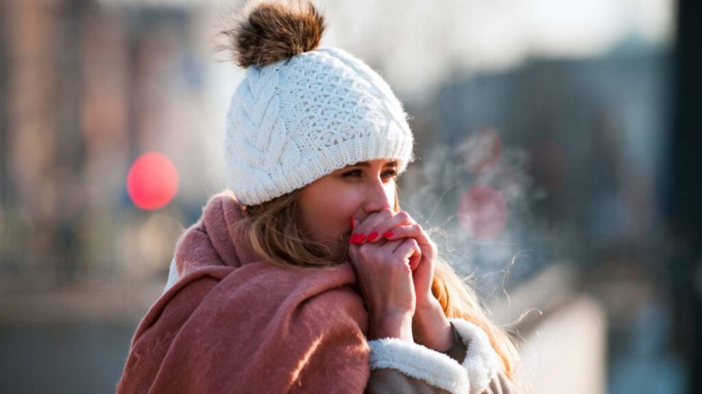 Donna con cappello e sciarpa, freddo, inverno