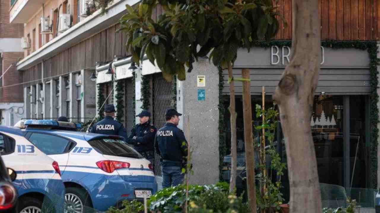 Agenti di Polizia davanti al ristorante dove è stata uccisa la donna