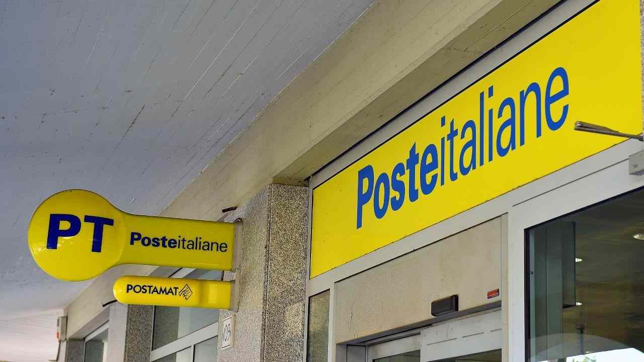 Insegna Poste Italiane su ufficio postale