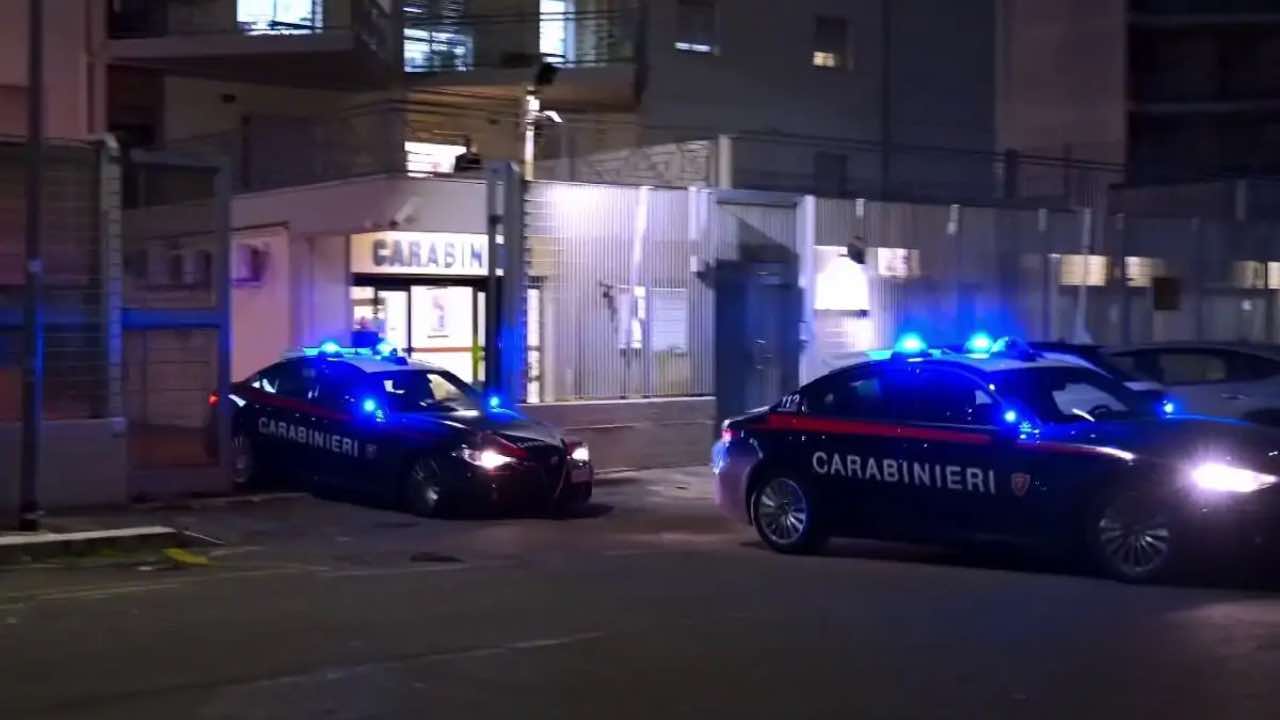 Auto dei Carabinieri escono dalla casermain servizio di notte