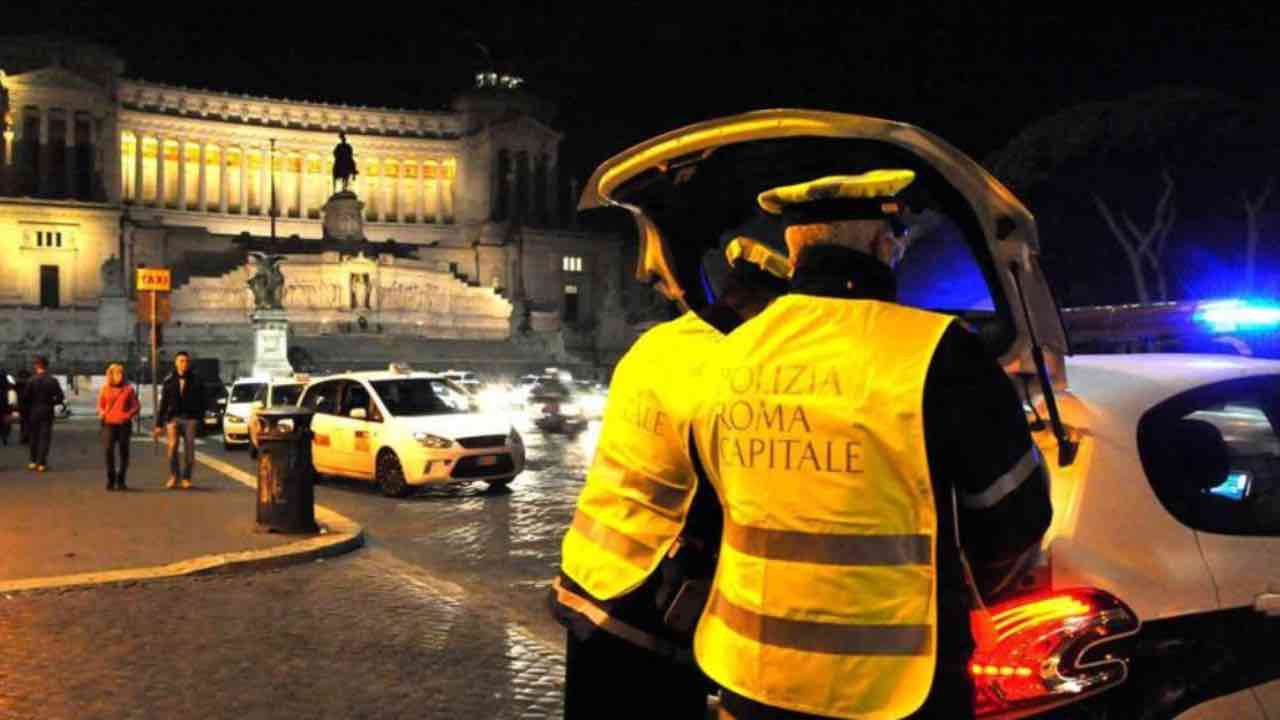 Polizia Roma Capitale in un posto di blocco