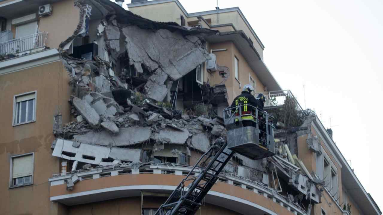 Vigili del fuoco a lavoro per il crollo dell'appartamento al Flaminio di Roma