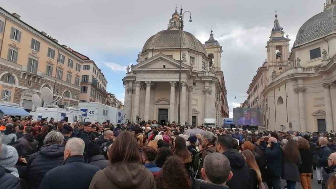 Funerali di Maurizio Costanzo, una folla a piazza del Popolo