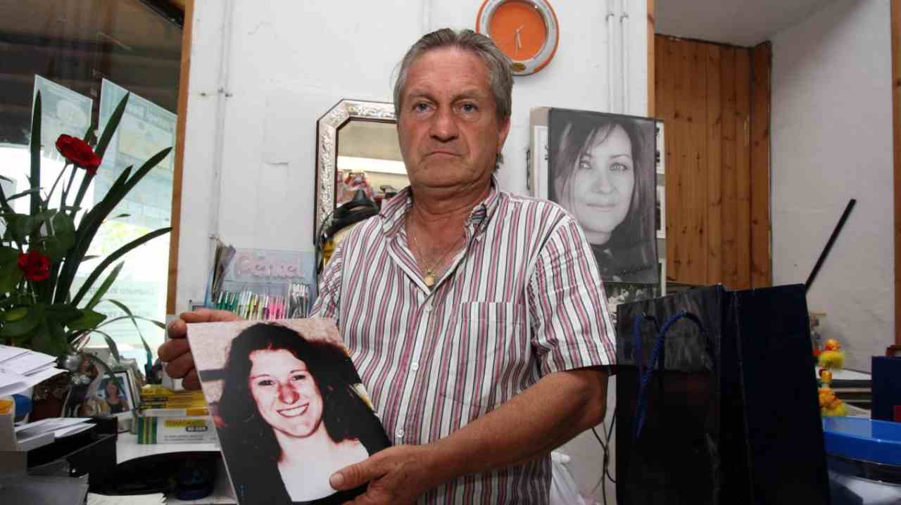 papà di Serena Mollicone con in mano la foto della figlia