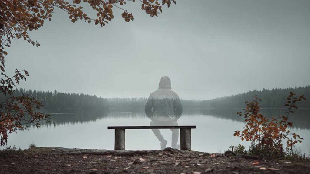 Ragazzo su una panchina seduto di spalle