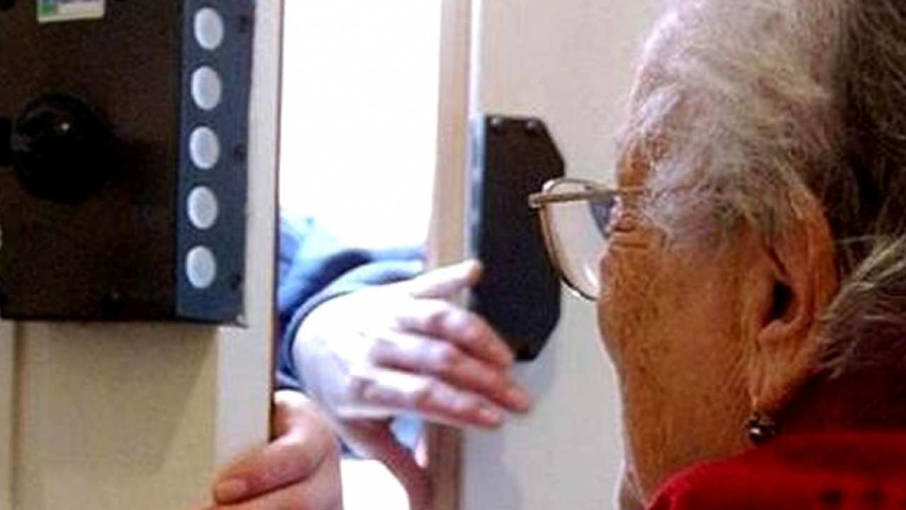 Un'anziana donna alla porta in un tentativo di truffa