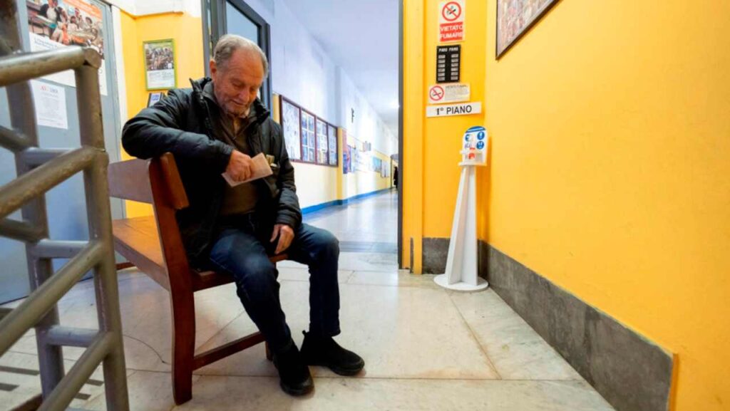 Elettore in un seggio elettorale di Roma