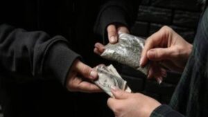 Scambio droga-soldi tra spacciatore e consumatore