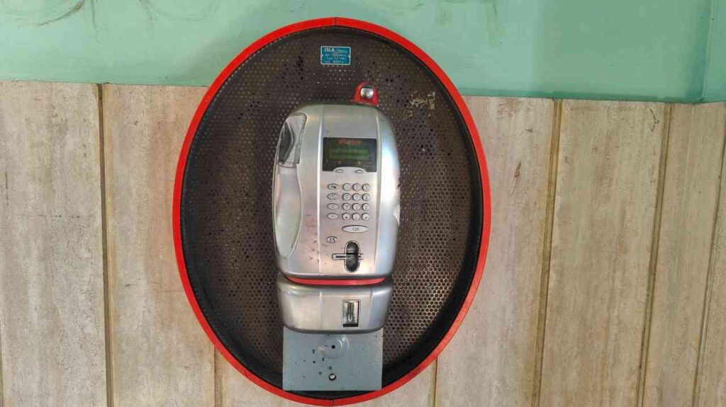 Telefono vandalizzato nella stazione di Valmontone