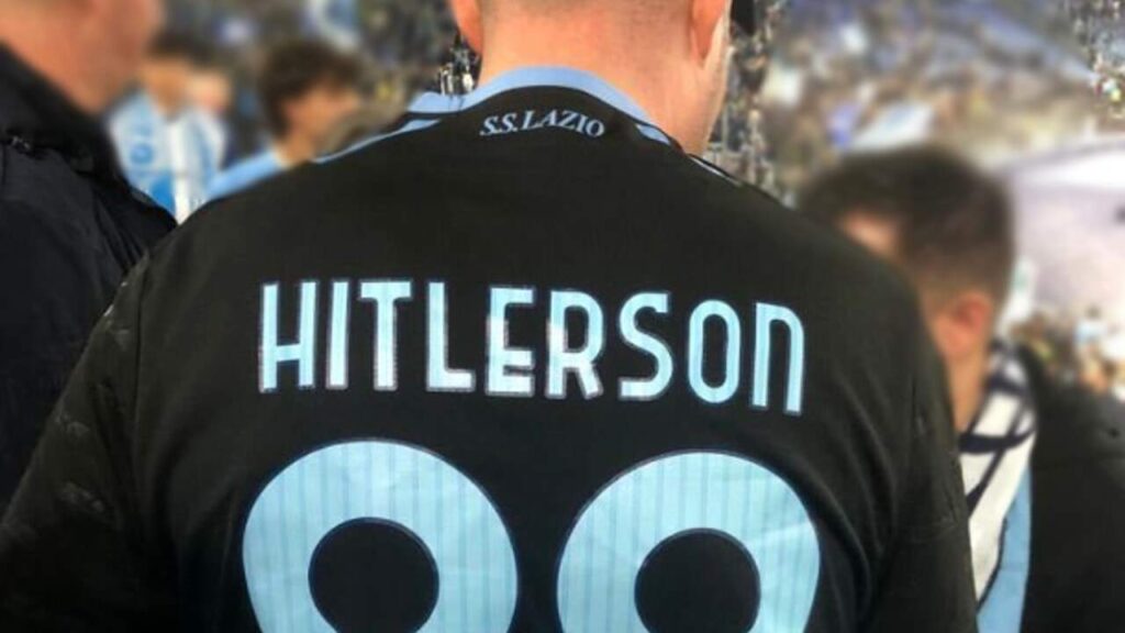Tifoso della Lazio con maglietta Hitlerson
