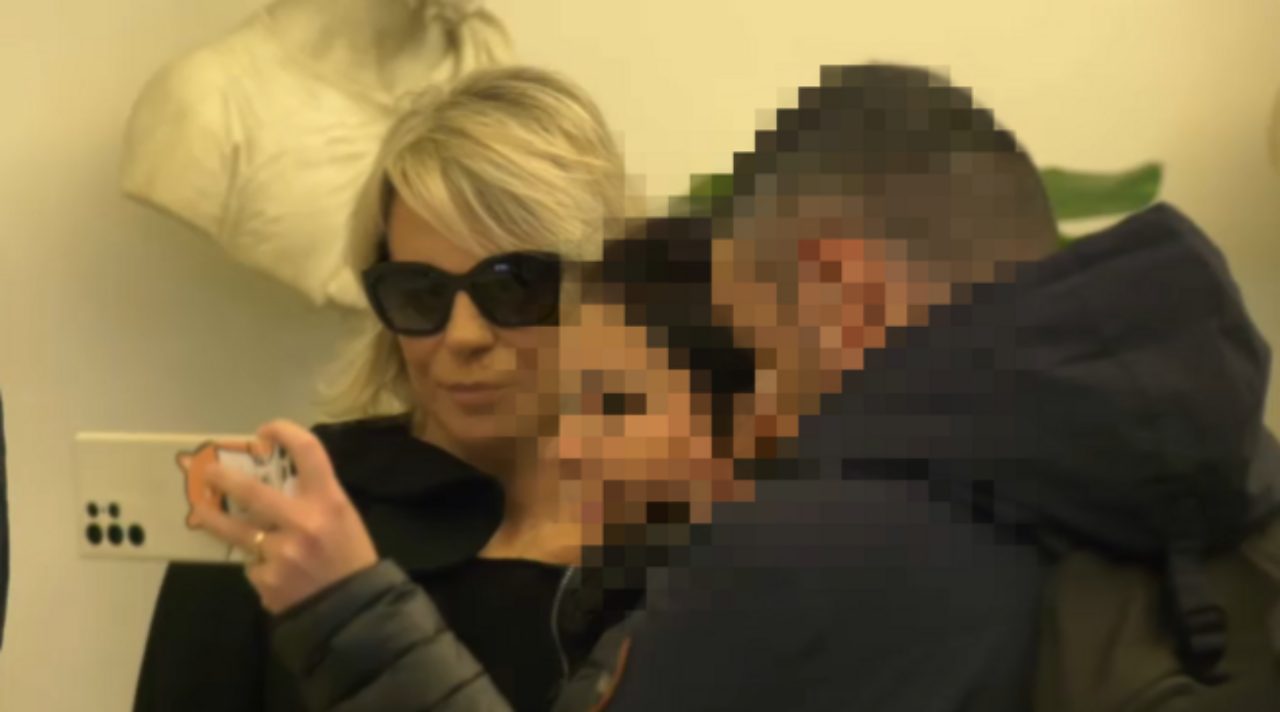 Maria De Filippi e il selfie nella camera ardente di Maurizio Costanzo