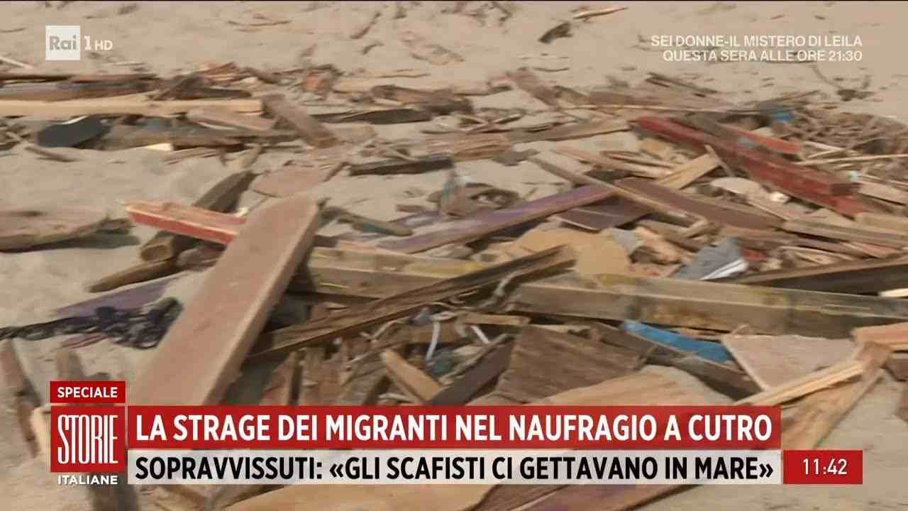 Sulla spiaggia di Cutro (Crotone) i resti della barca dei migranti