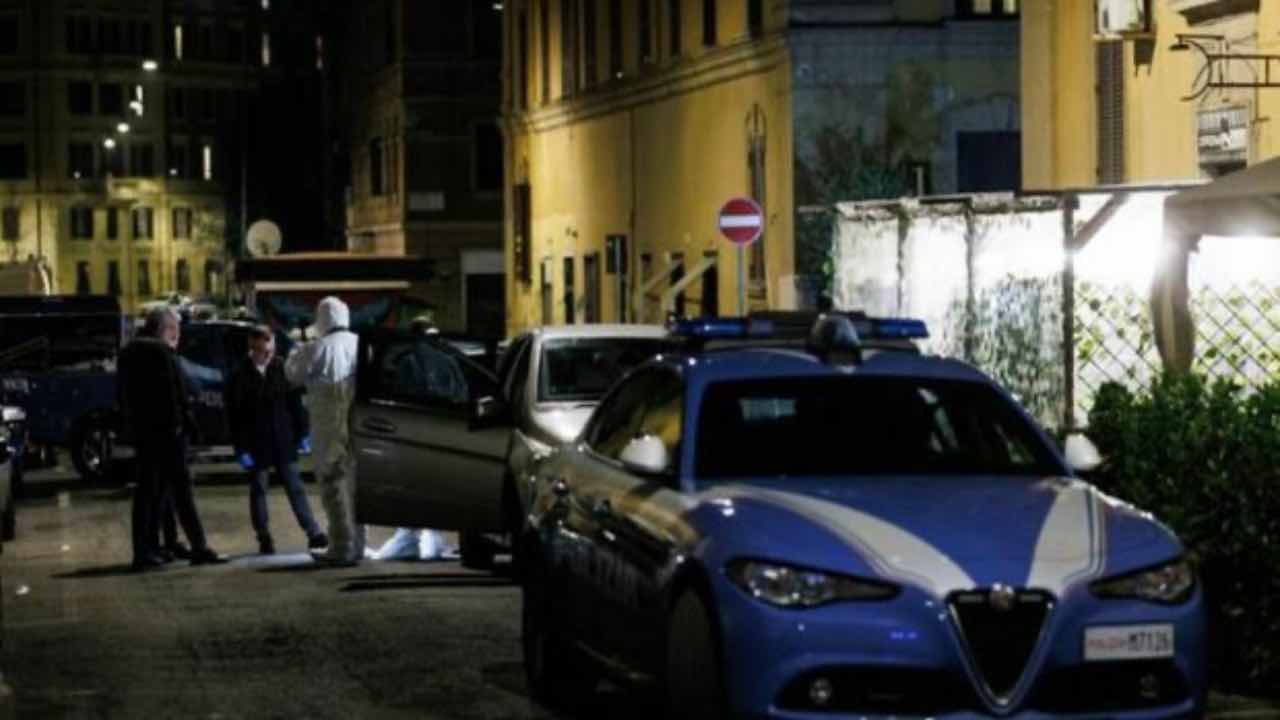 Polizia in strada di notte