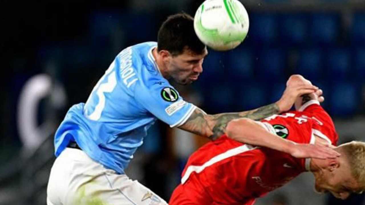 Romagnoli della Lazio duella con l'avversario nella partita di calcio di Conference League cotro l'AZ Alkmaar