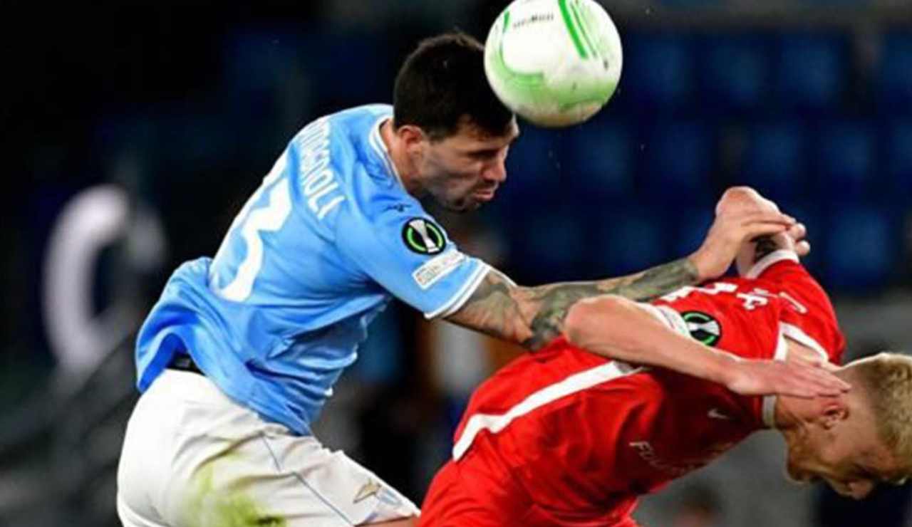 Romagnoli della Lazio duella con l'avversario nella partita di calcio di Conference League cotro l'AZ Alkmaar