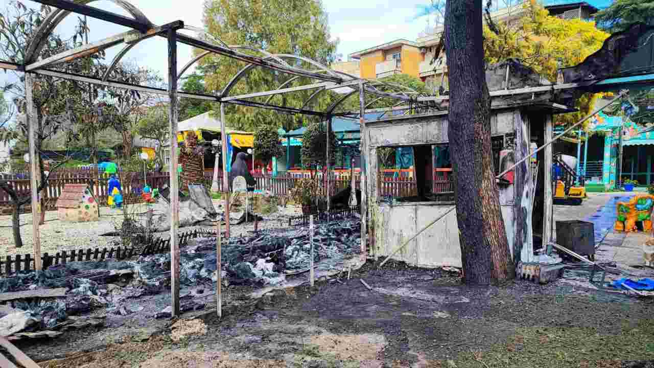 Il parco di Talenti di Roma bruciato da una baby gang