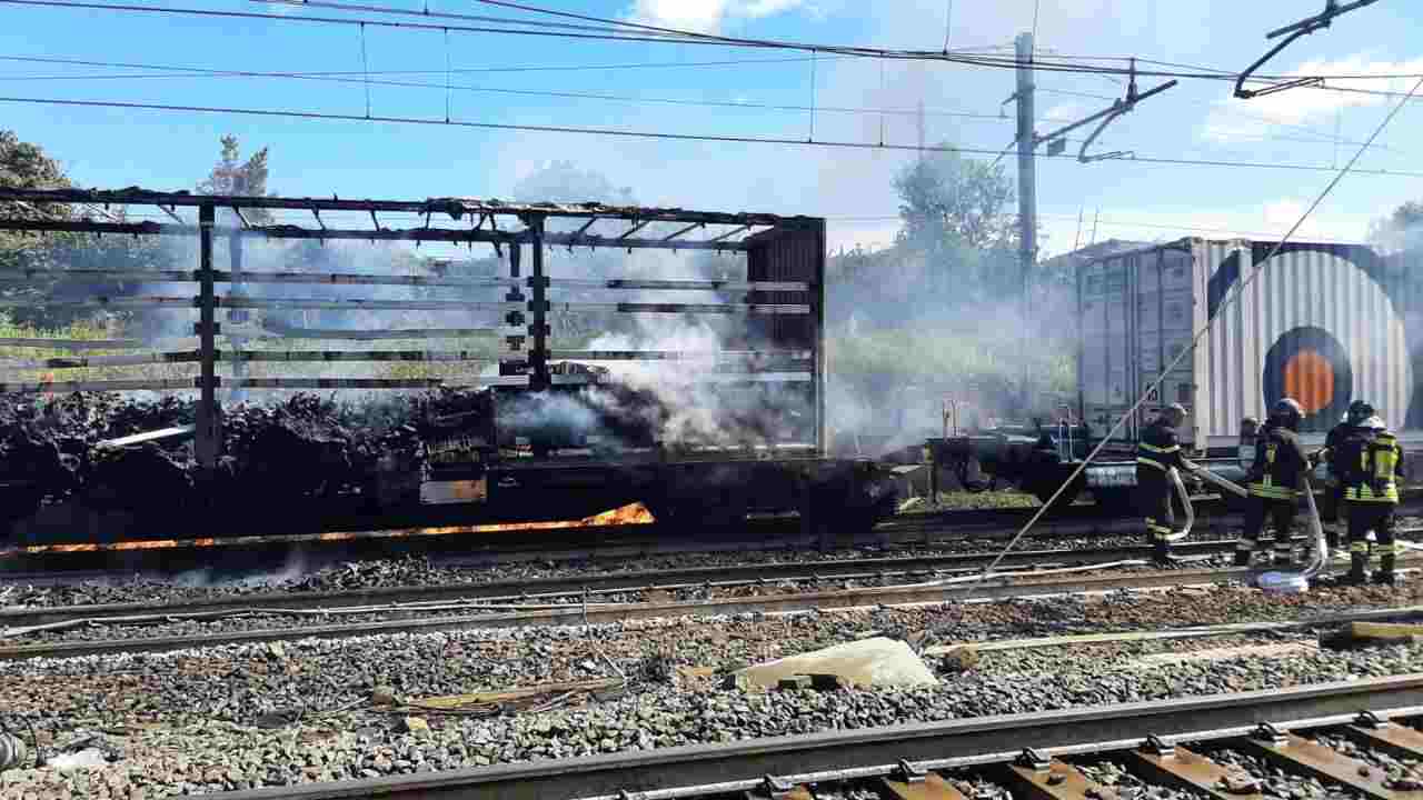 Incendio vagone treno merci al Mandrione di Roma