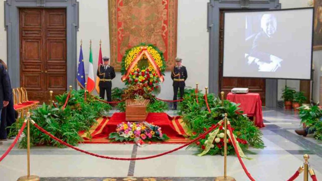 Veglia funebre, camera ardente per l'ultimo saluto a Gianni Minà