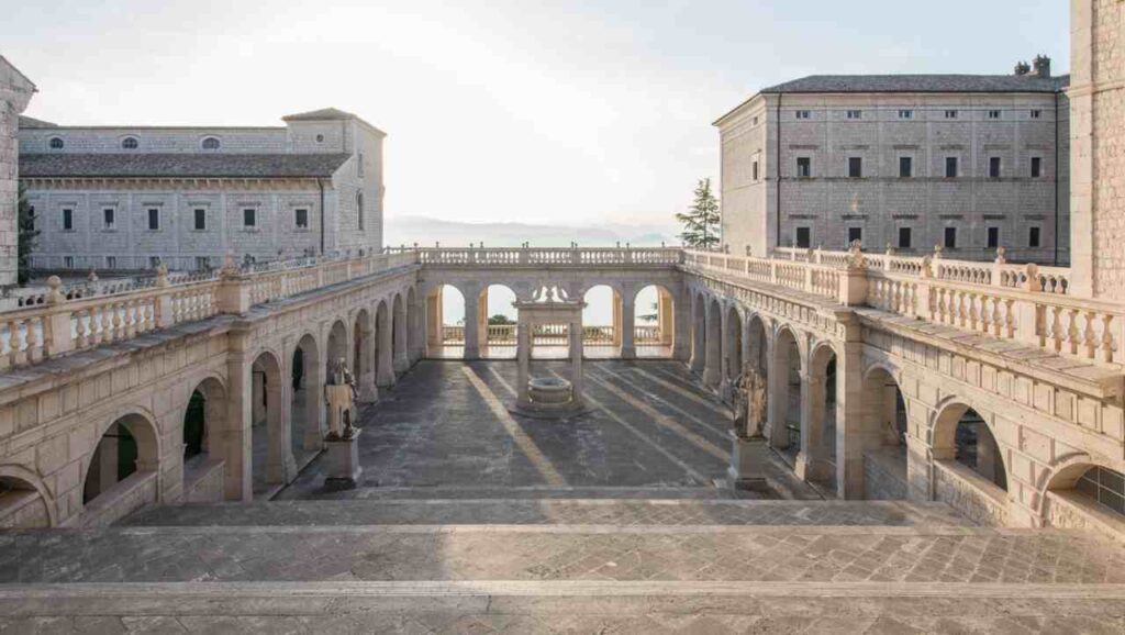 Abbazia di Montecassino, veduta dall'interno del chiostro