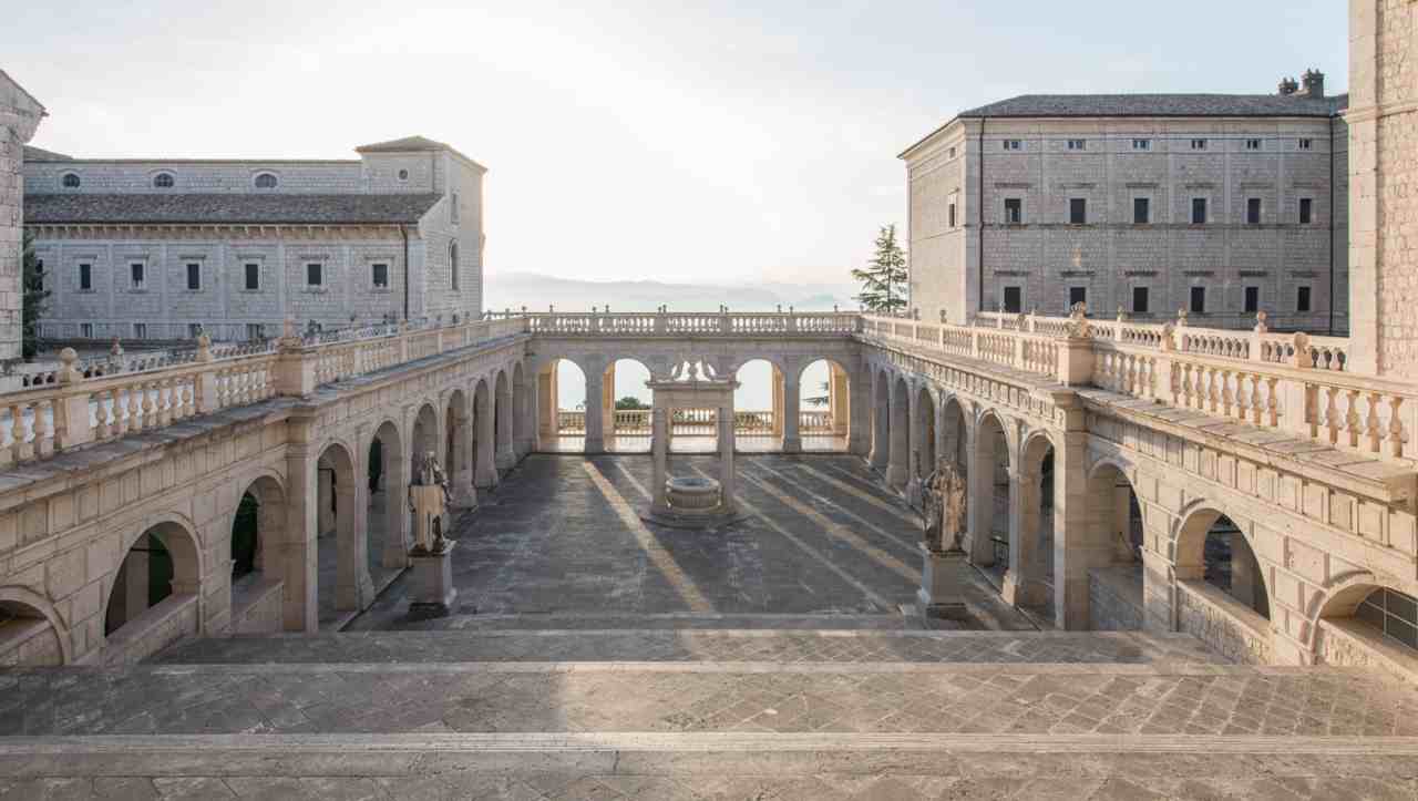 Abbazia di Montecassino, veduta dall'interno del chiostro
