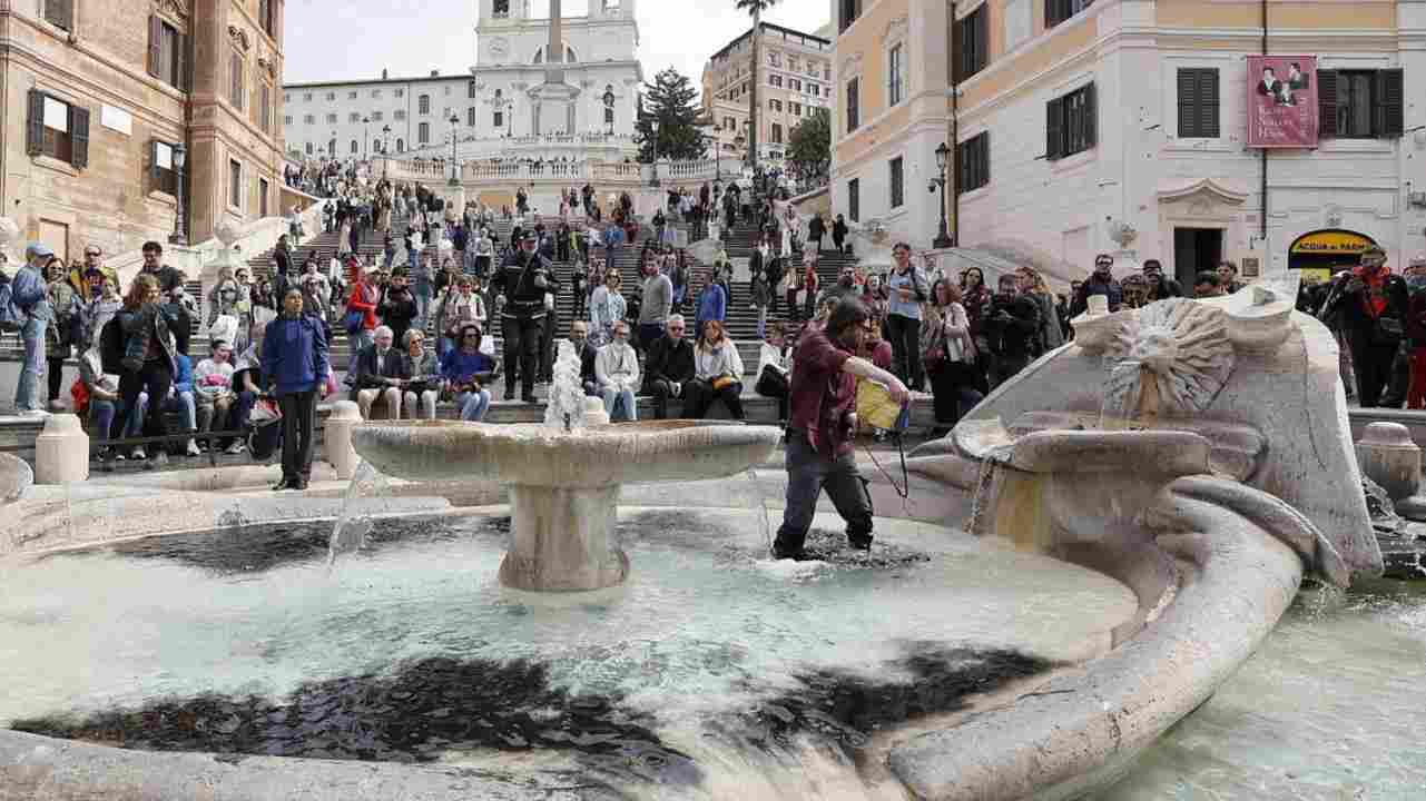 Azione degli attivisti sulla fontana della Barcaccia a Roma