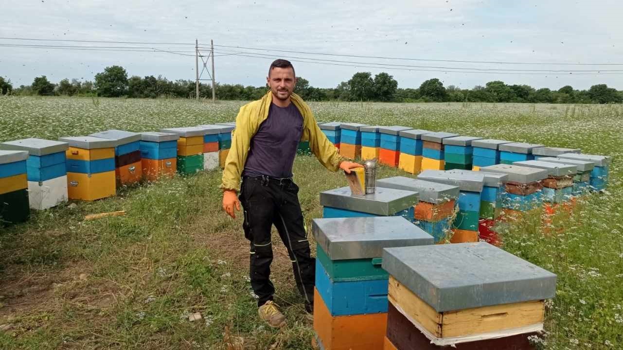 Davide Di Cori con le arnie delle sue api ad Artena