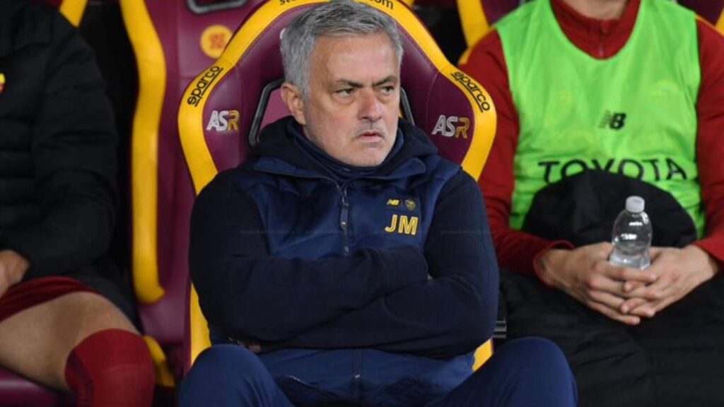 José Mourinho contrariato in panchina nella partita di calcio di Seie A Atalanta-Roma