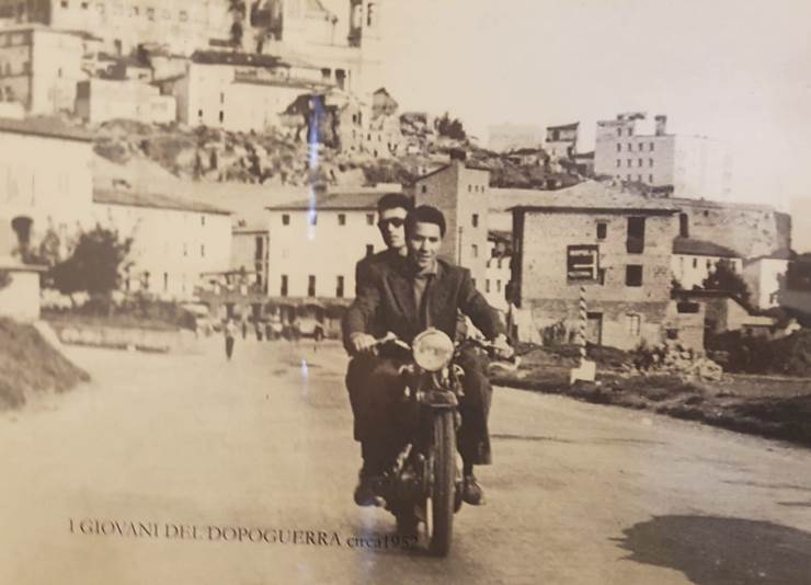 Natale Vergovich in moto insieme a un amico