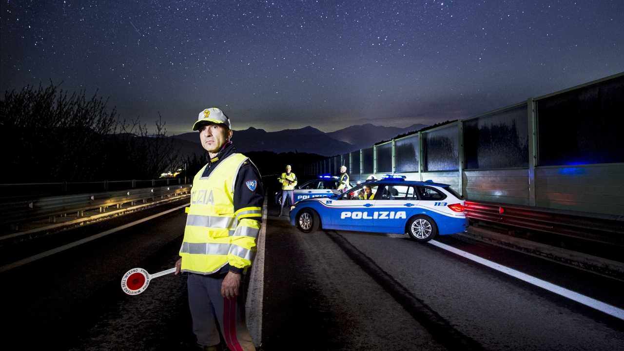 Polizia, posto di blocco di notte
