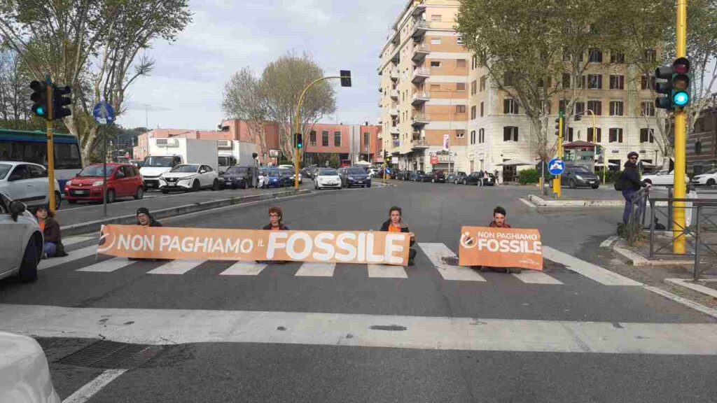 Il blocco stradale degli attivisti di