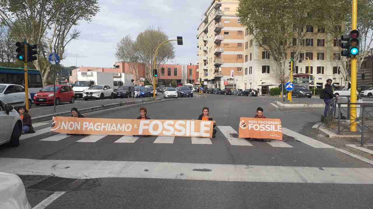 Il blocco stradale degli attivisti di "Ultima Generazione" a Roma