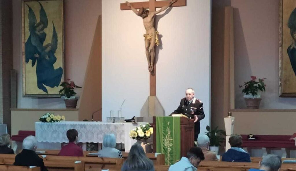 Comandante della stazione dei Carabinieri di Centocelle in un incontro per sensibilizzare gli anziani sulle truffe