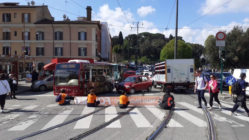 Gli attivisti di Ultima Generazione bloccano il Colosseo