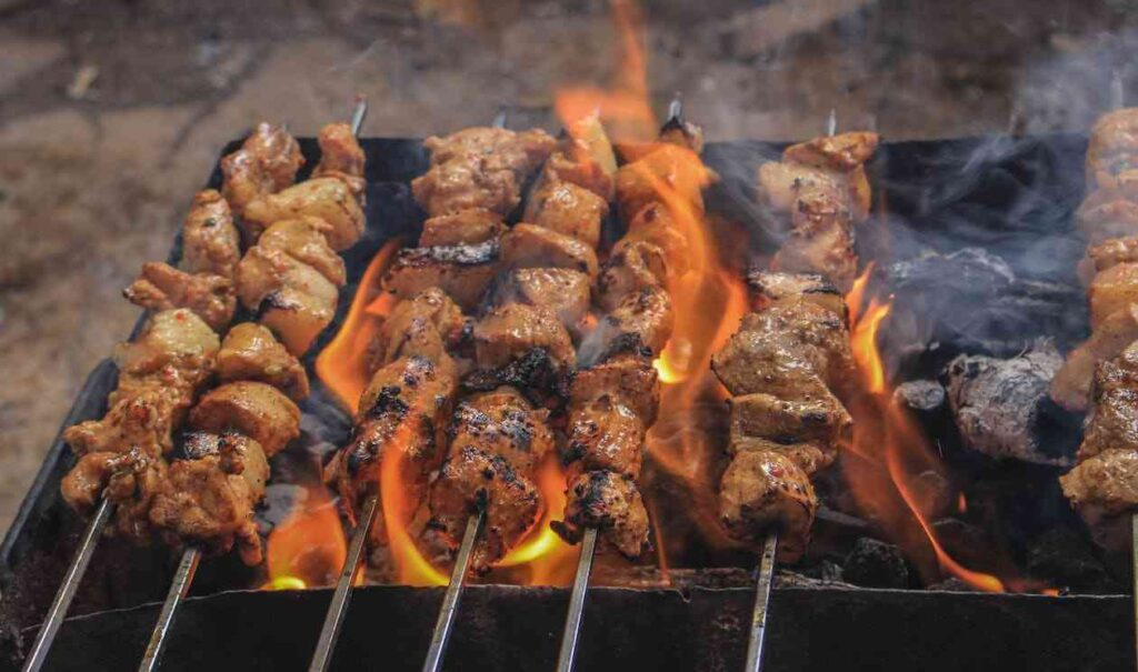 Un barbecue allestito con carne