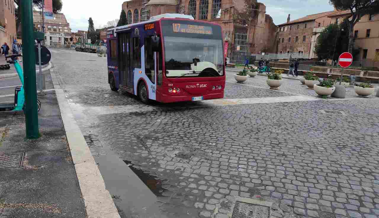 Minibus Atac su via dei Fori Imperiali a Roma