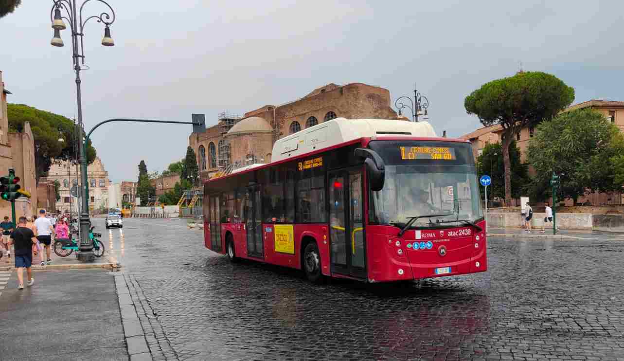 Bus express Atac su via dei Fori Imperiali a Roma