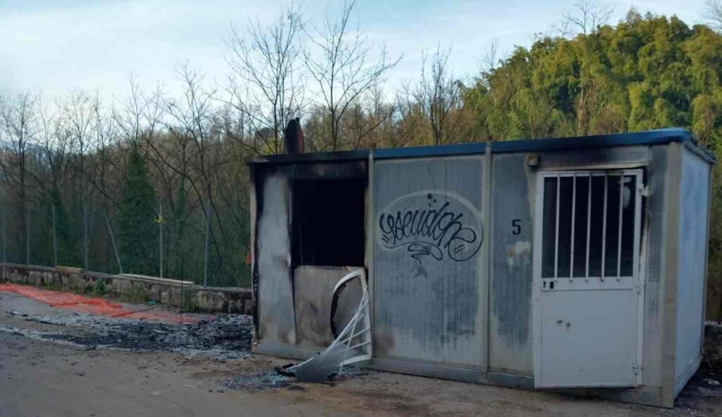 Container cantiere distrutto dalle fiamme a Colle Sant'Upica, Valmontone