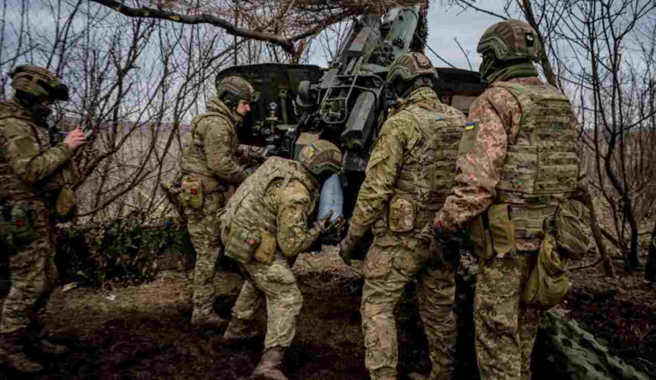 Soldati ucraini azionano un'arma contraerea (Foto Afp)