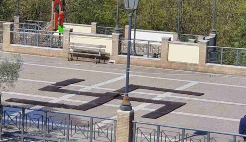 Svastica realizzata sul terreno del parco giochi per bambini a Monte San Giovanni Campano