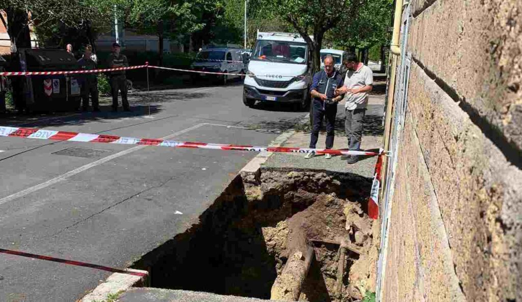 Voragine in via Giannetto Valli, zona Portuense di Roma
