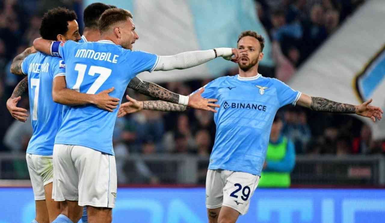 La Lazio festeggia la rete del vantaggio nella partita di calcio di serie A contro il Sassuolo