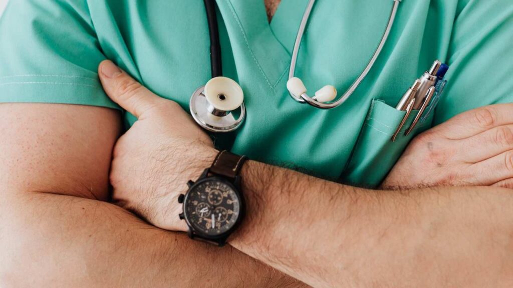 Medico in uniforme