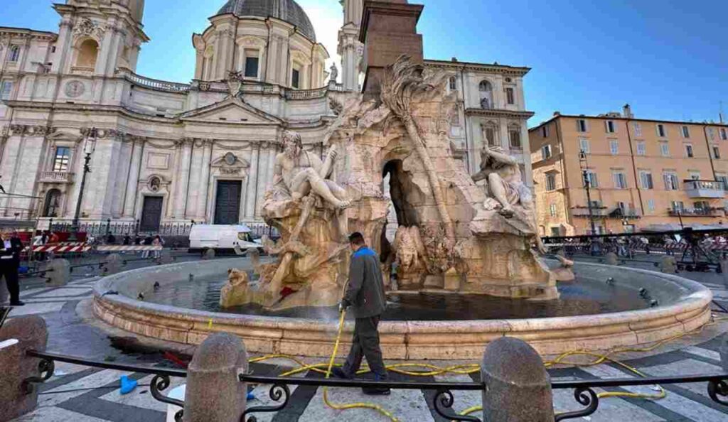 Pulizia della Fontana dei Quattro Fiumi a Piazza Navona di Roma